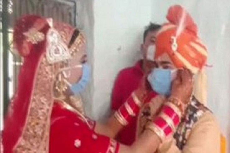 ফুলের মালার পরিবর্তে পরস্পরকে মাস্ক পরিয়ে বিয়ে বর-কনের