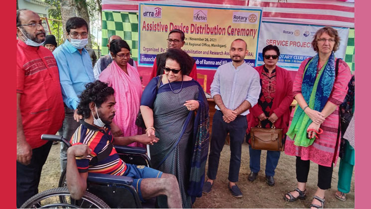 মানিকগঞ্জে প্রতিবন্ধী ব্যক্তিদের হুইল চেয়ারসহ সহায়ক উপকরণ বিতরণ