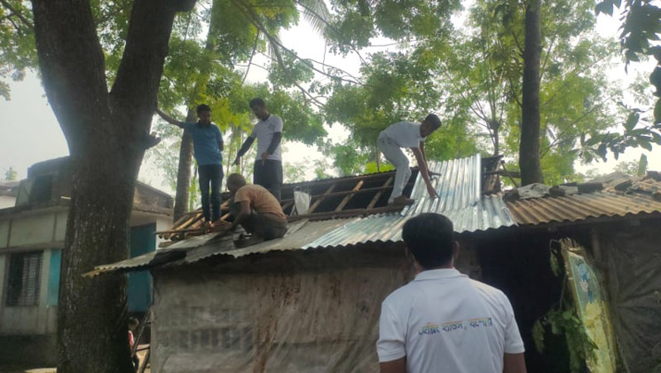 শার্শার জামতলায় হেল্পিং হ্যান্ডস যশোর কর্তৃক বাসগৃহ পূর্ণনির্মান