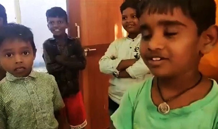 আজব অভিযোগ নিয়ে থানায় প্রাইমারি স্কুলের ছাত্র (ভিডিও)
