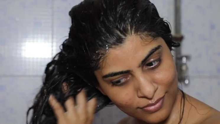 শীতে ক'দিন পর পর চুল ধোয়া উচিত?