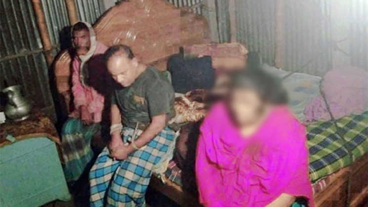 নারীর খাটের নিচে আওয়ামী লীগ নেতা!