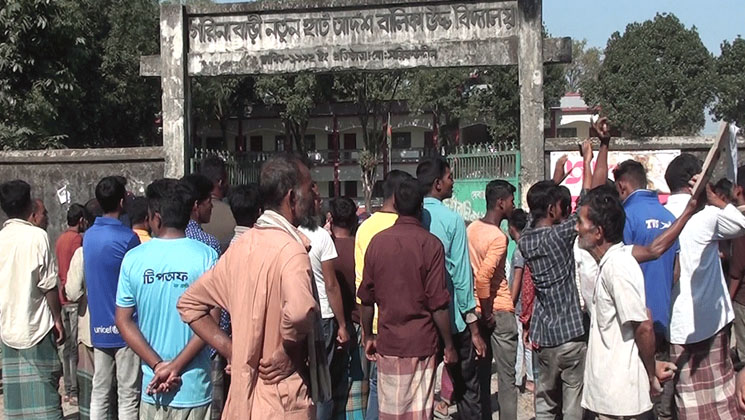 স্কুলছাত্রীকে ধর্ষণের প্রতিবাদে সড়ক অবরোধ