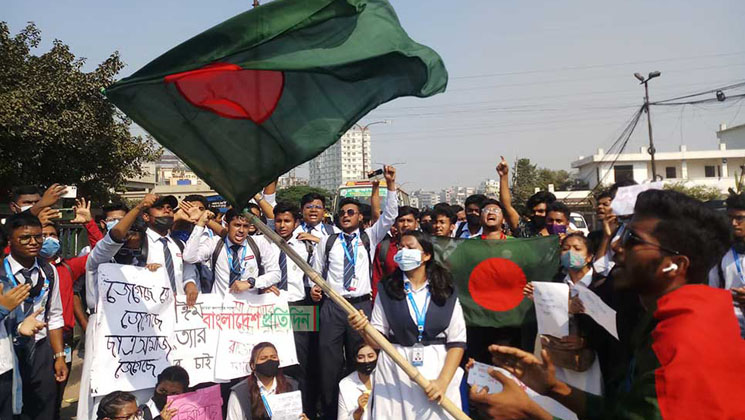 রাস্তা ছাড়ল আন্দোলনরত শিক্ষার্থীরা