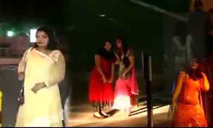 রাতের ঢাকা যেন নিশিকন্যাদের হাট