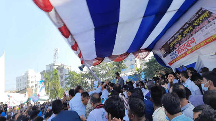 সমাবেশে মঞ্চ ভেঙে পড়ে গেলেন বিএনপি নেতারা