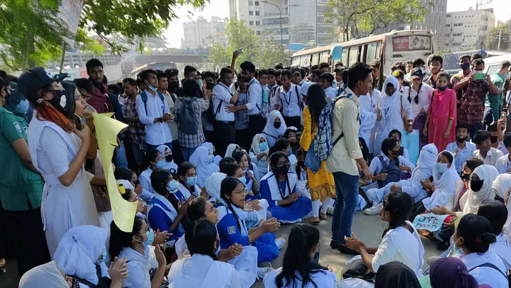৯ দাবি নিয়ে শিক্ষার্থীদের ফের রাস্তায় অবস্থান