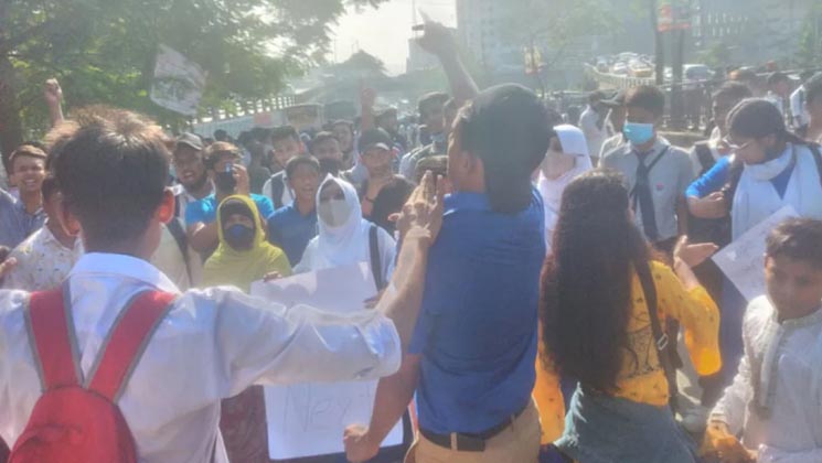 পুলিশের গাড়ির লাইসেন্স নেই, নিরাপদ সড়ক কীভাবে হবে ?