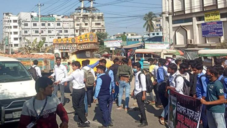 সাভারে শিক্ষার্থীকে বাস চাপা দেওয়ায় সড়ক অবরোধ