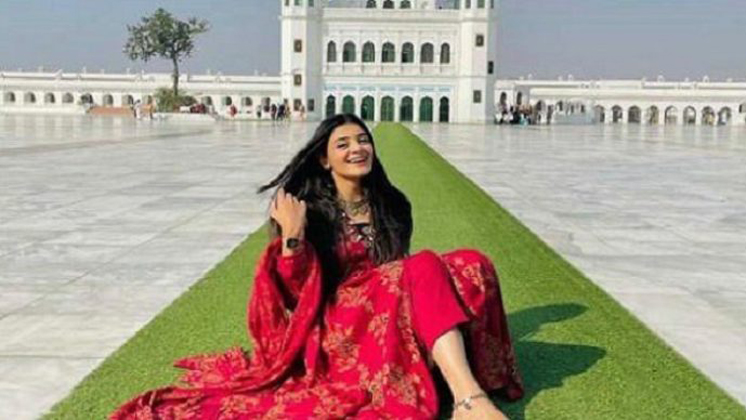 গুরুদুয়ারা’তে খালি মাথায় ছবি তুলে মাফ চাইলেন পাকিস্তানি মডেল সুলেহা