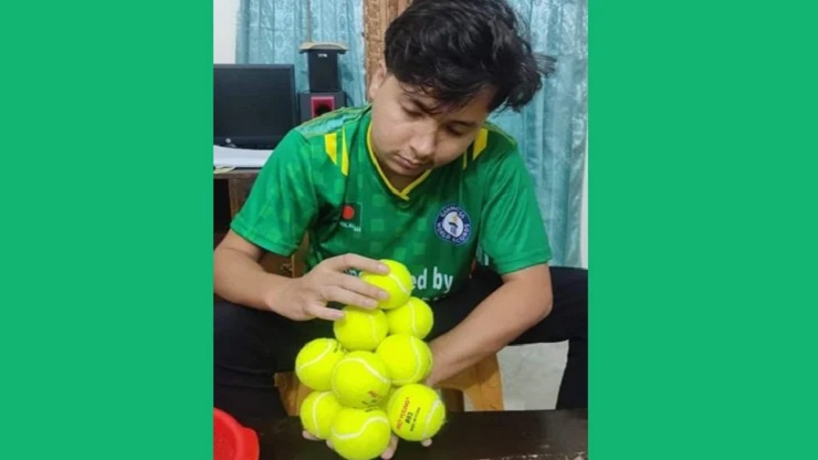 একহাতে ১৩ টেনিস বল রেখে গিনেস বুকে বাংলাদেশি মনিরুল