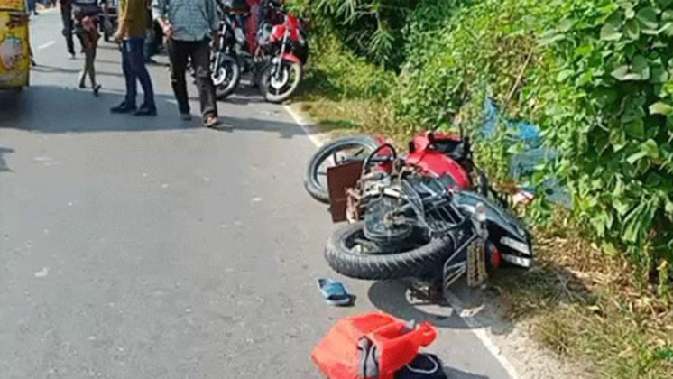 দুই বাসের প্রতিযোগিতা, প্রাণ গেল ৩ বাইক আরোহীর 