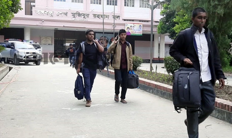 হল ছাড়ছে কুয়েট শিক্ষার্থীরা