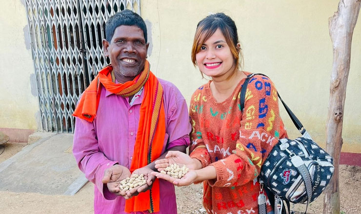 ভুবন গাইলেন 'কাঁচা বাদাম', নাচলেন বাংলাদেশি তরুণী