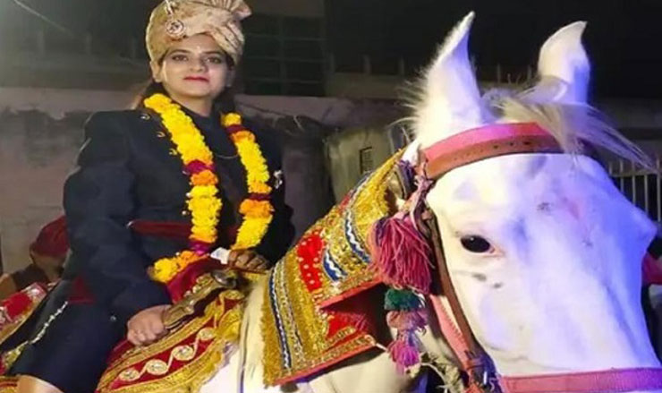 শেরোয়ানি-পাগড়ি পরে ঘোড়ায় চড়ে বিয়ে করতে যান কনে 