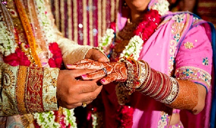 হাতের রেখা দেখে বুঝে নিন বিয়ের সঠিক সময়