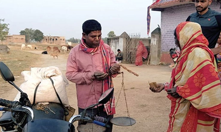 কাঁচা বাদাম গান গেয়ে আয় করছে মানুষ, তার হাত খালি