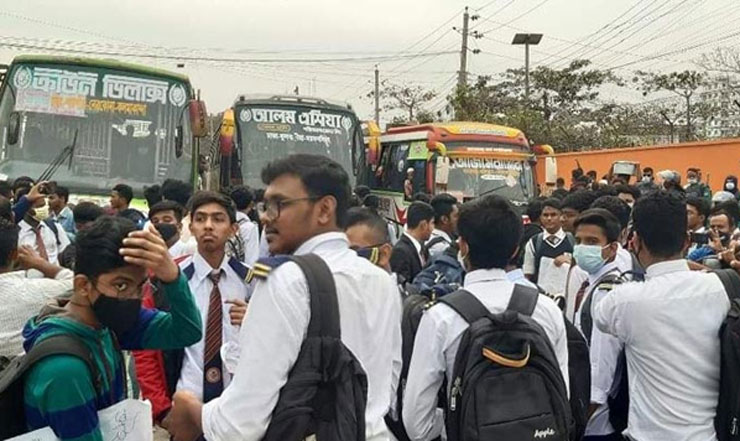 হাফ ভাড়ার দাবিতে শিক্ষার্থীদের মহাসড়ক অবরোধ 