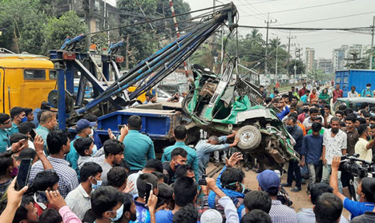 ট্রেন-বাস-অটোরিকশা সংঘর্ষ, ট্রাফিক পুলিশসহ নিহত ২