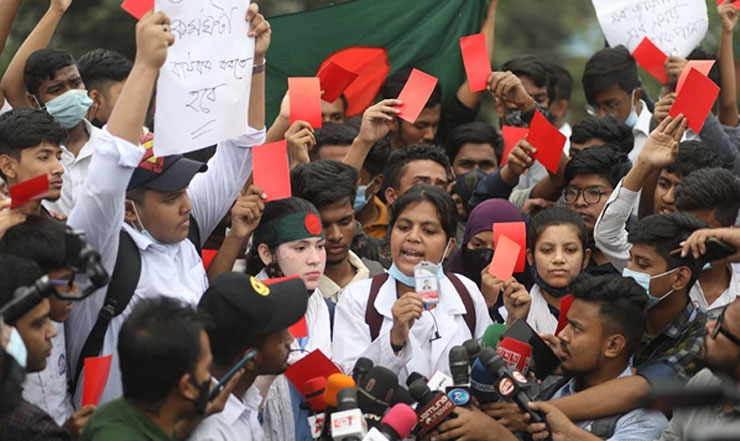 লাল কার্ড হাতে রাস্তায় নেমে কি বার্তা দিচ্ছেন শিক্ষার্থীরা