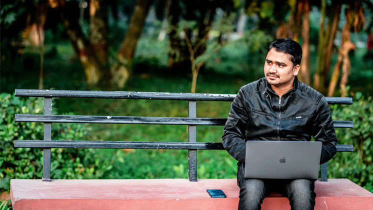 বাবা মারা যাওয়ার পর সংসারের হাল ধরার মতো সামর্থ্য ছিলো না, ফ্রিল্যান্সিংয়ে আজ সফল সায়েম