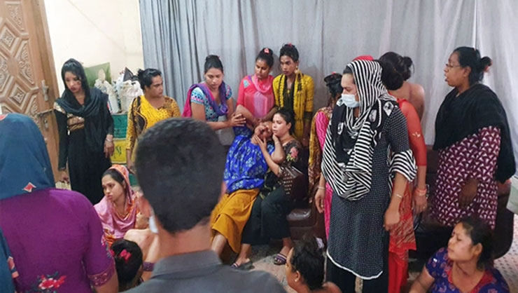 রাজধানীতে হিজড়াদের ব্যাপক সংঘর্ষ, সিমু-মিমসহ আহত ৮