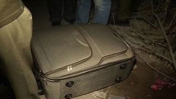 সুটকেশের ভেতরও মানুষ!