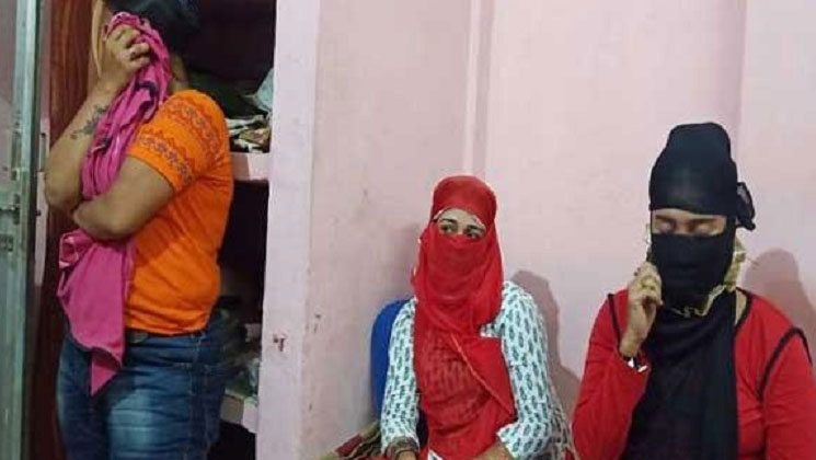 খদ্দের সেজে পার্লারে পুলিশ, অত:পর…