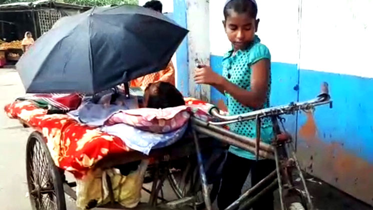 প্যাডেলে পা পৌঁছয় না, অসুস্থ বাবাকে ভ্যানে শুইয়ে সাহায্য চাইছে ১১ বছরের ঝিলিক