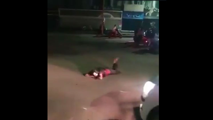 রাস্তায় শুয়ে মদ্যপ যুবতী, আসছে একের পর এক গাড়ি, তার পরins class=