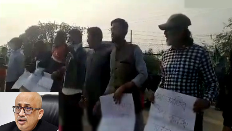 মুরাদ ফেরার খবরে বিমান বন্দরে জুতা নিয়ে হাজারো মানুষের বিক্ষোভ