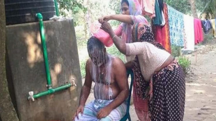 ভোটে জিতে দুধ দিয়ে গোসল করলেন চেয়ারম্যান