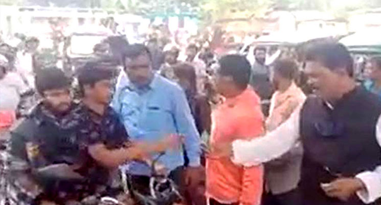 মোটরসাইকেল নিয়ে শোডাউন শেষে টাকা বিলি নৌকা প্রার্থীর