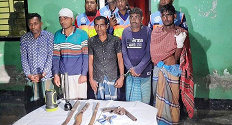 মেঘনায় অপহৃত ৫ জেলে উদ্ধার, অস্ত্র-গুলিসহ ৫ জলদস্যু গ্রেপ্তার