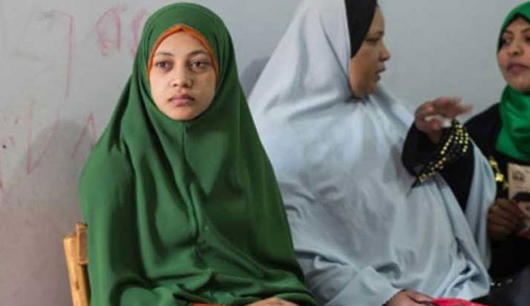 মেয়েদের কিভাবে খৎনা করা হয়?
