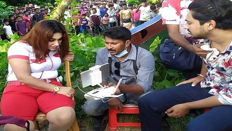 অপু বিশ্বাসকে দেখতে জনতার ঢল