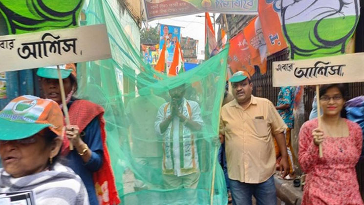 চারপাশে মশারি টাঙিয়ে ওয়ার্ডে ঘুরে বেড়ালেন কংগ্রেস প্রার্থী 