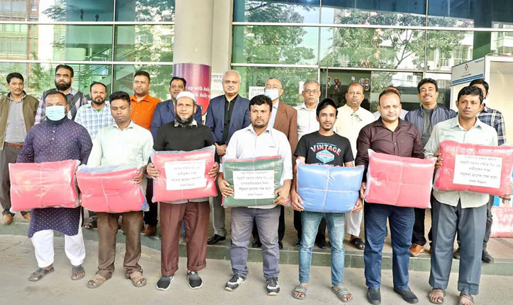 সংবাদপত্র হকারদের কম্বল দিল বসুন্ধরা