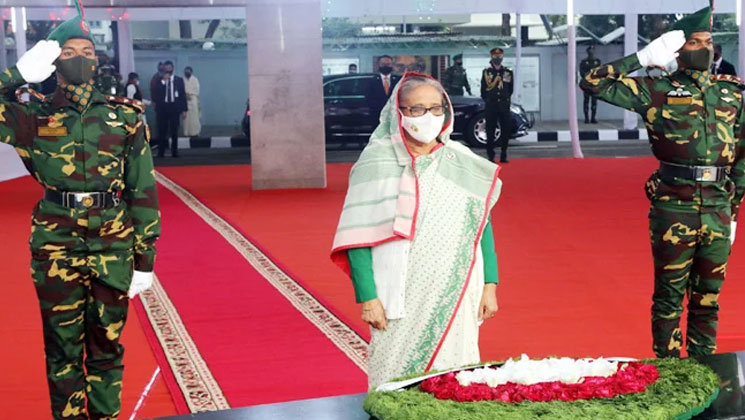 বঙ্গবন্ধুর প্রতিকৃতিতে প্রধানমন্ত্রীর শ্রদ্ধা