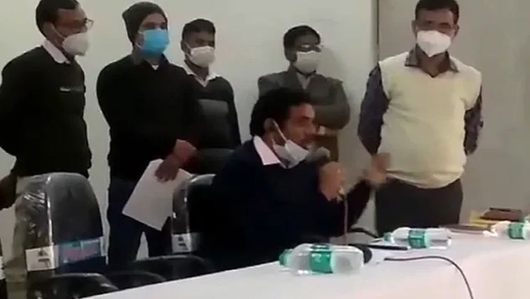 ‘ফাঁসিতে’ ঝোলানোর হুমকি(ভিডিও)