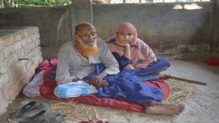 মেয়েসহ ৭৫ বছরের বৃদ্ধের ঠাঁই হলো প্রতিবেশীর গোয়াল ঘরে