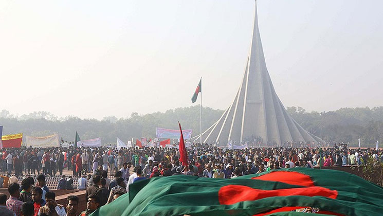 জনতার ঢল জাতীয় স্মৃতিসৌধে 