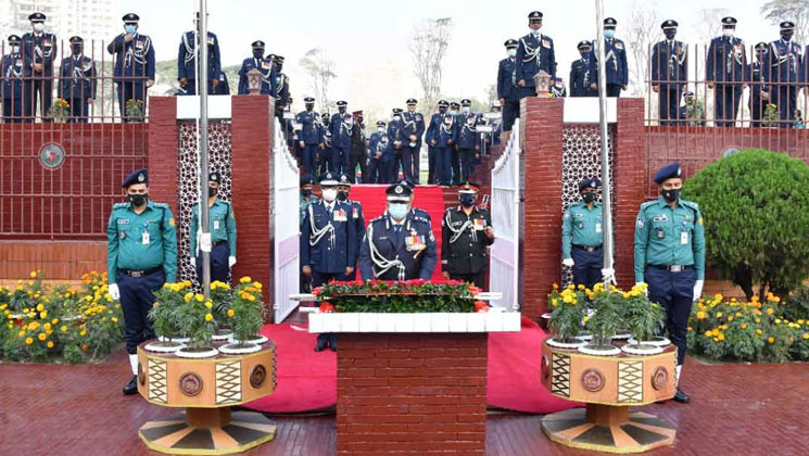 রাজারবাগে শহীদ পুলিশ সদস্যদের প্রতি শ্রদ্ধা