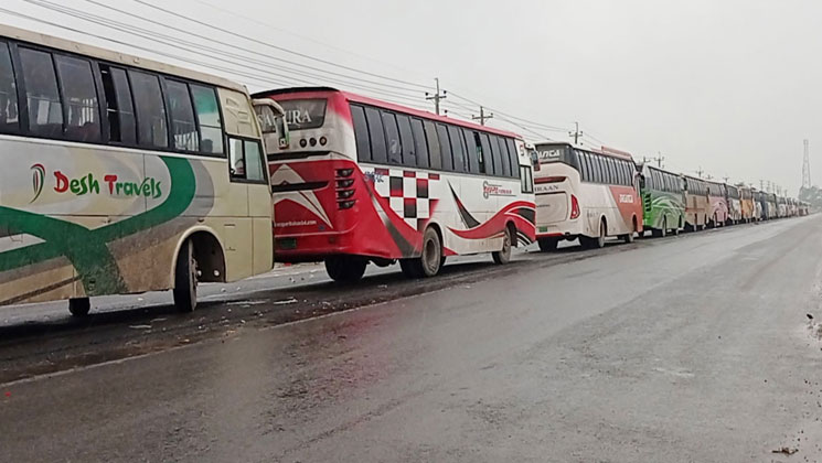 পাটুরিয়ায় নদী পারের অপেক্ষায় সহস্রাধিক যান