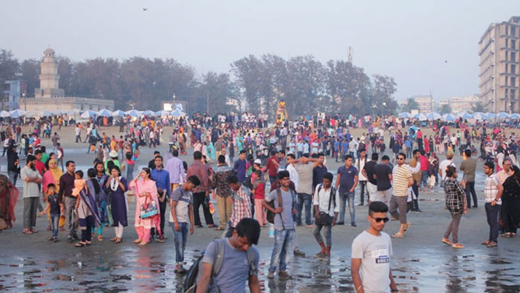 বিজয় দিবসে কক্সবাজার সৈকতে পর্যটকের ঢল