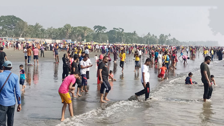 কুয়াকাটা সৈকতে বিজয়ের আনন্দে মেতেছেন পর্যটকরা