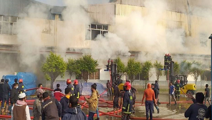 নাসির গ্লাসের কারখানায় লাগা আগুন ১৫ ঘণ্টা পর নিয়ন্ত্রণে