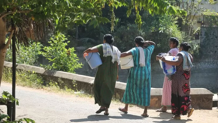 ভারতে হাজার হাজার গৃহবধূ কেন আত্মহত্যা করছে?