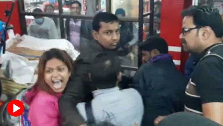বিয়ের প্রতিশ্রুতি দিয়ে সহবাসের অভিযোগ, প্রেমিকের স্ত্রীর সঙ্গে চুলোচুলি প্রেমিকার