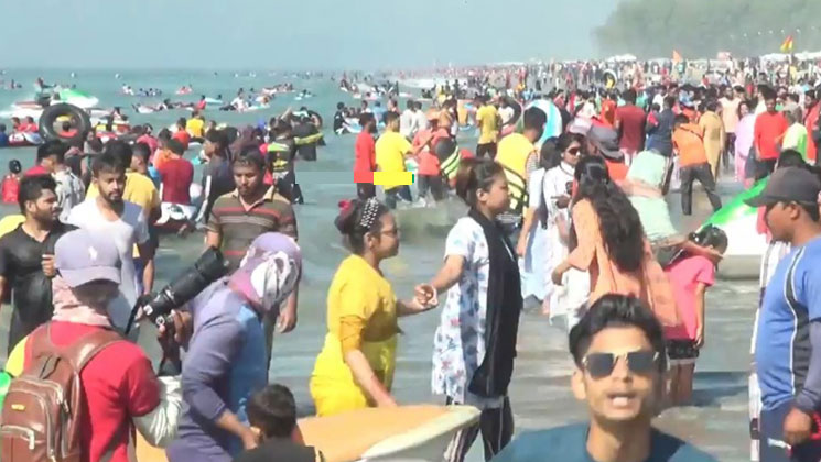 সৈকতে আনন্দ উচ্ছ্বাসে মেতেছেন দেশি-বিদেশি পর্যটক